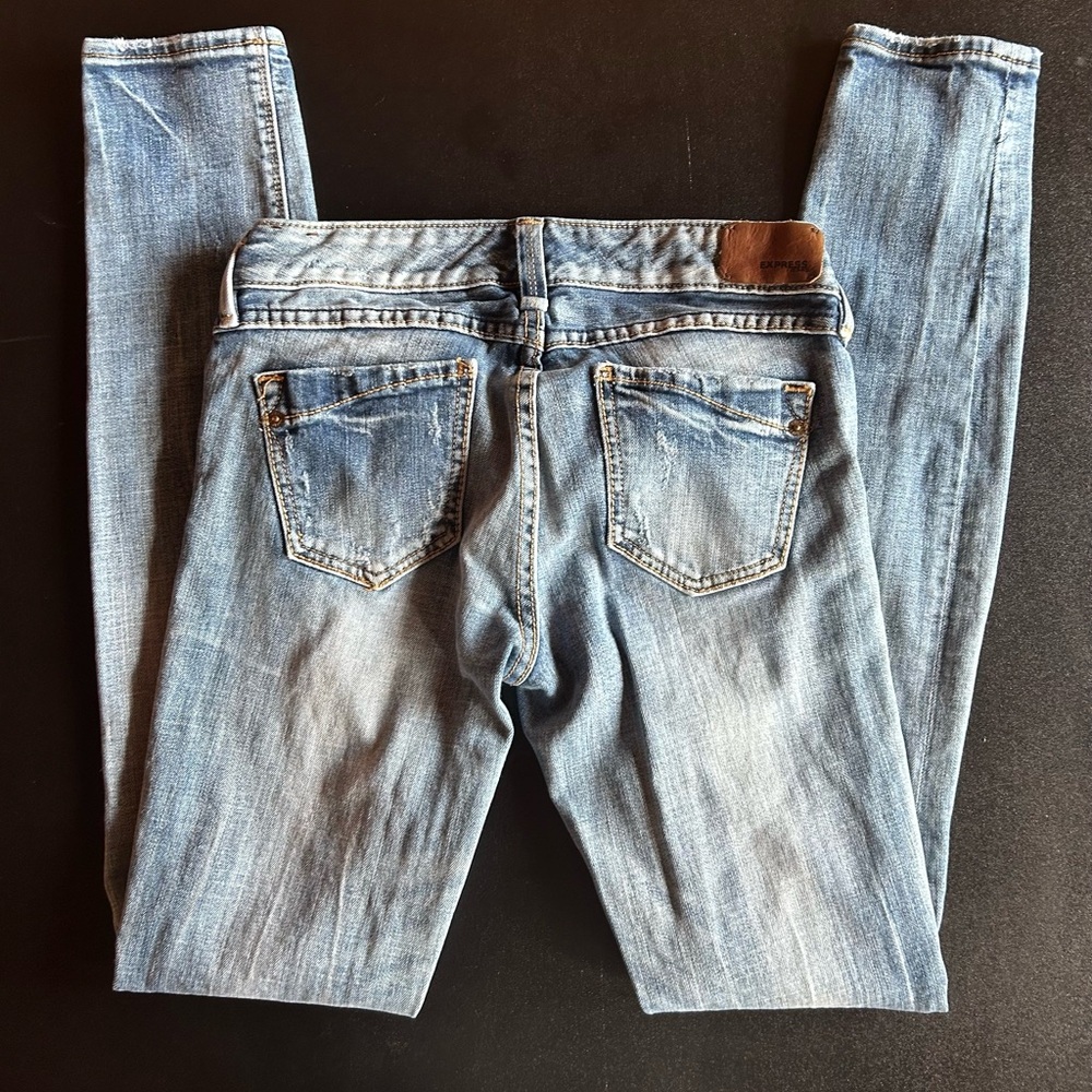 Women’s Express Super Skinny Jean - Picture 3 of 5